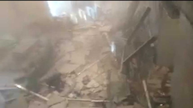 Les images du choc après l'effondrement d'un balcon de la Bourse à Jakarta