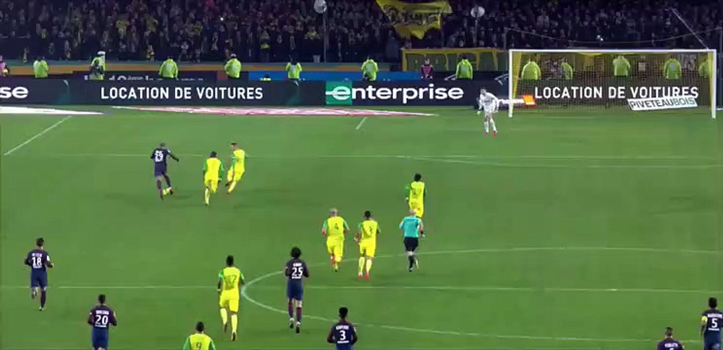 Quand Chapron fait une balayette à Diego Carlos...