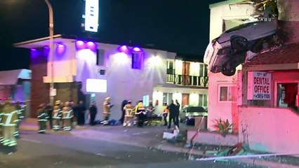 Accident : une voiture heurte un terre-plein et se retrouve encastrée au 2ème étage d’un bâtiment