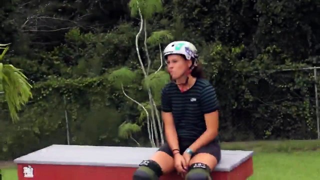 Planche de surf à roulette dans un skatepark