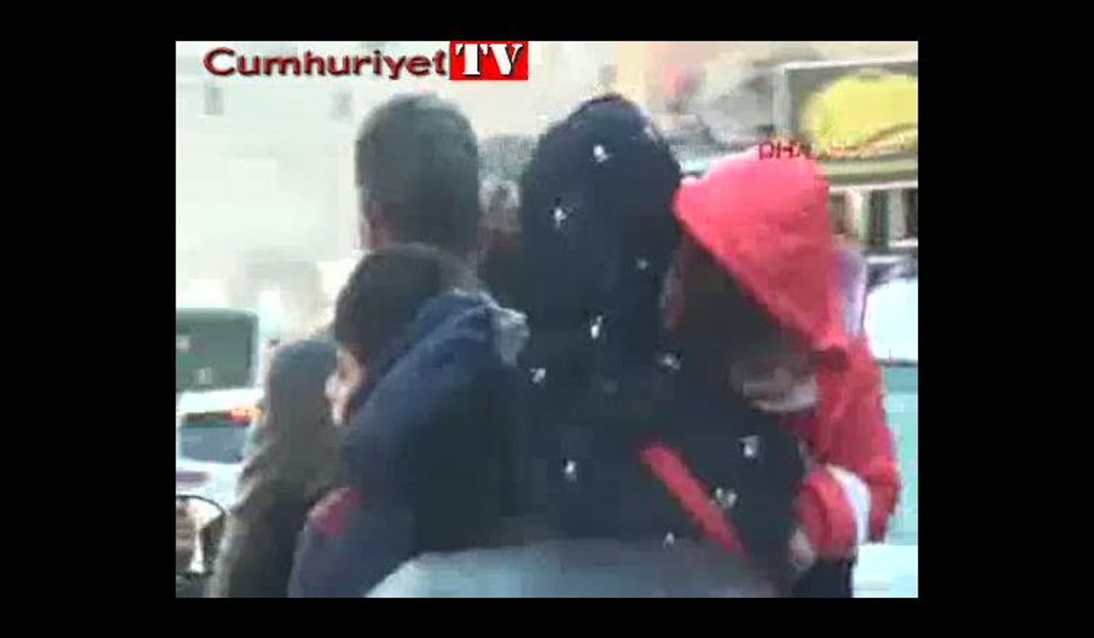 Üç çocuğuyla birlikte motosiklete bindi "Çekin ama plakamı vermeyin" dedi.