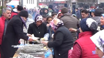 Télécharger la video: Trabzonlular 1 Ton Ücretsiz Hamsi Dağıttı