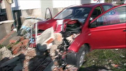 Araçta kalp krizi geçiren kişi duvara çarptı:1 ölü