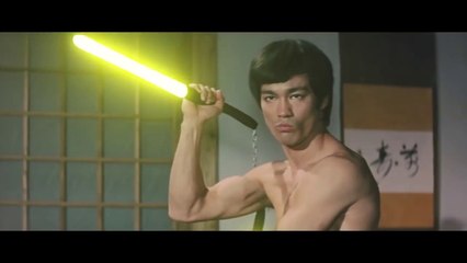 Bruce Lee se bat avec son nunchaku-sabre laser