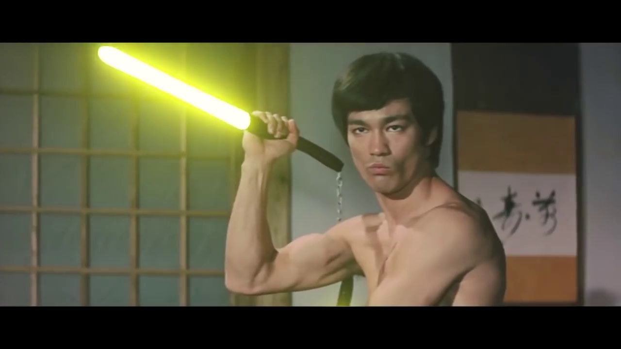 Bruce Lee se bat avec son nunchaku-sabre laser