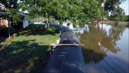 Er legte einen Schlauch um sein Haus und alle lachten über ihn. Doch dann passierte was HEFTIGES...