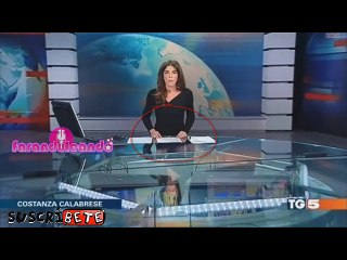 Famosa presentadora olvida que su mesa era transparente y termina enseñando lo que no debía