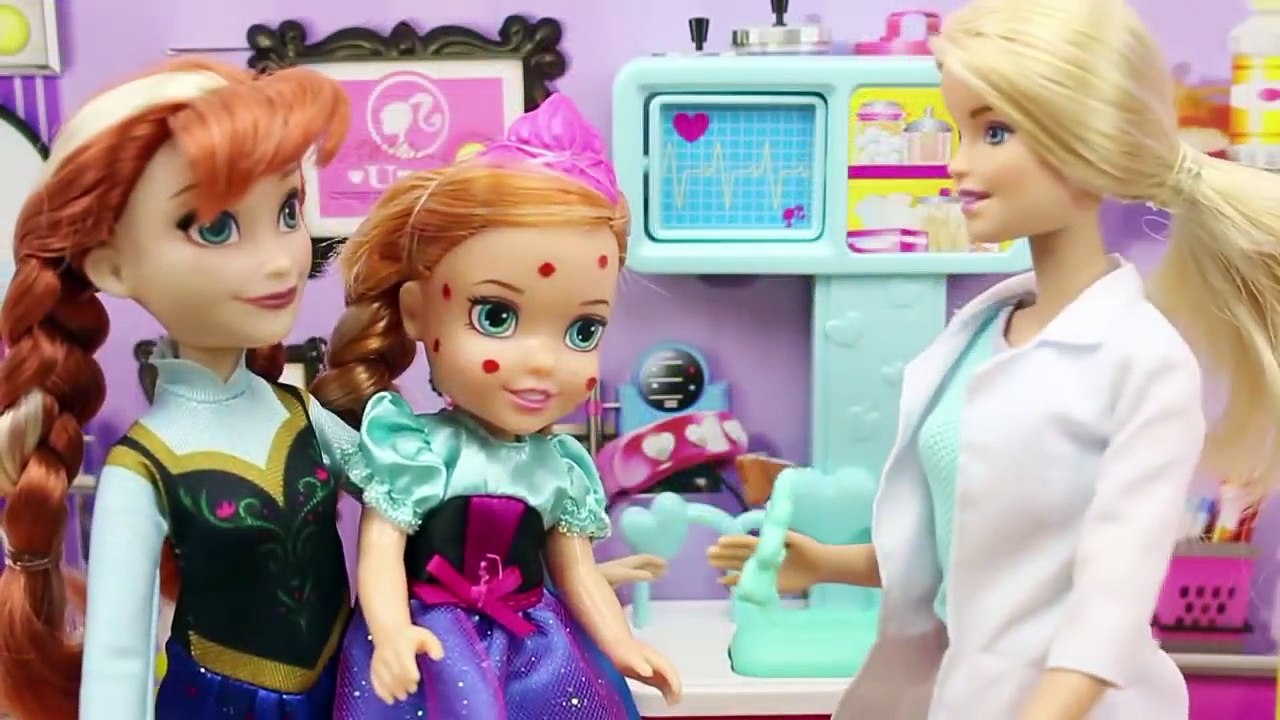 Aventuras de Elsa y Anna Frozen | Vídeos de Elsa y Anna en el Supermercado, en el Médico, en el Baño