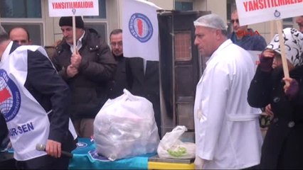 Sivas Döner Tezgahlı 'Döner Sermaye' Eyleminde İçi Boş Pide Dağıttılar