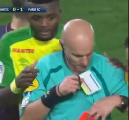 ARBITRO PATEA Y EXPULSA A JUGADOR QUE LO DERRIBO POR ERROR