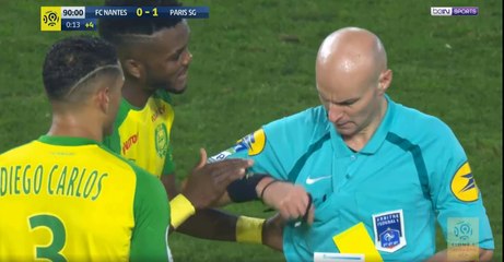 Árbitro expulsa jogador após choque casual e é suspenso