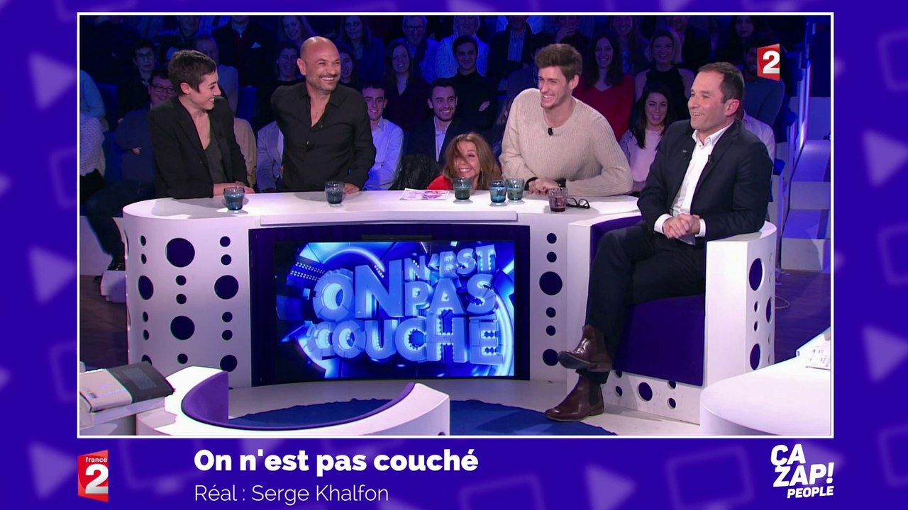 Pourquoi Victoria Abril est-elle passée sous le bureau dans On n'est pas couché ?