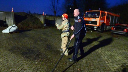 Justin utilise la lance incendie pour faire tomber des plots lors de son anniversaire.