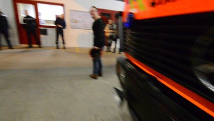 Les pompiers de Hesbaye chantent un joyeux anniversaire à Justin.