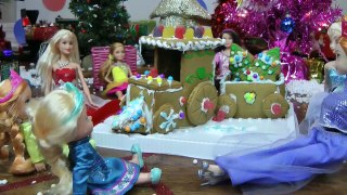TRAIN Ride ! Elsa & Anna - New Years Party - Dance - Gingerbread - Playing
