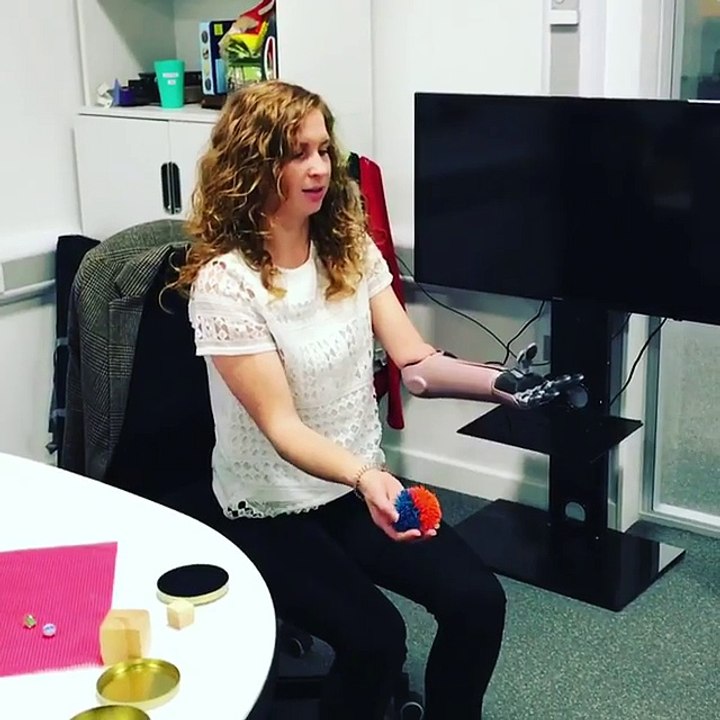 Kate Grey attrape une balle avec son nouveau br...