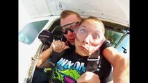 Une femme perd son dentier pendant un saut en parachute