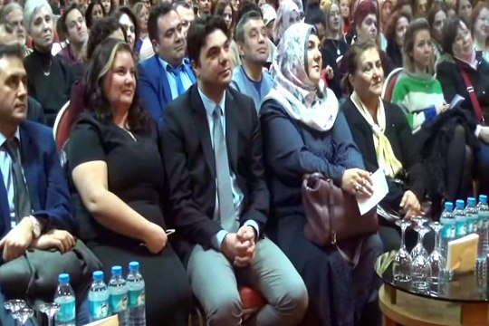 Kalabalık salona sığmadı…