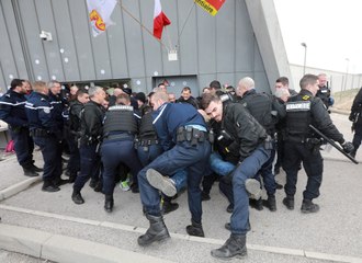 Les agents pénitentiaires en colère bloquent la prison de  La Farlède