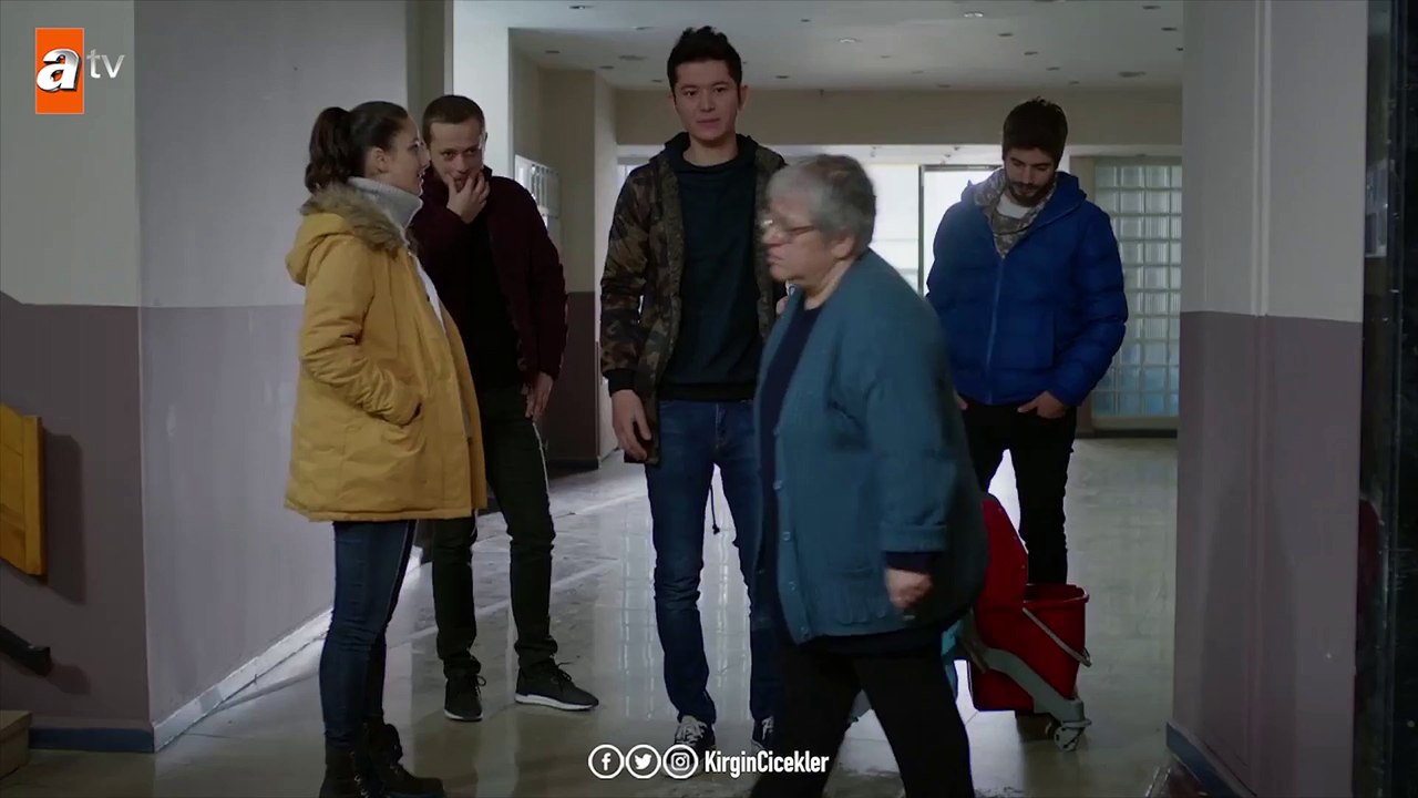 Erkeklere temizlik yaptıran kızlar! - Kırgın Çiçekler 105.Bölüm