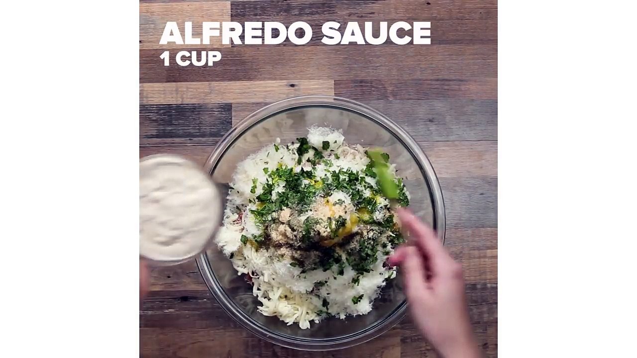 Garlic Knot Chicken Alfredo Ring