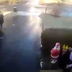 Cet homme sort de chez lui pour aller au travail, mais les choses ne vont pas se passer comme il imaginait