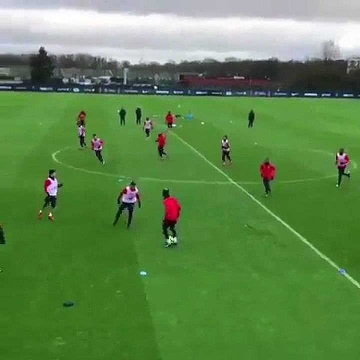 Finta impressionante de Neymar num treino