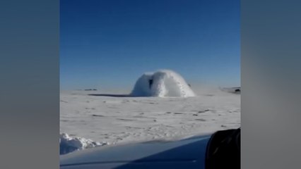 Un tren estadounidense provocó una espectacular ola de nieve
