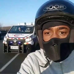Il tape une roue arrière devant la police sur l'autoroute.