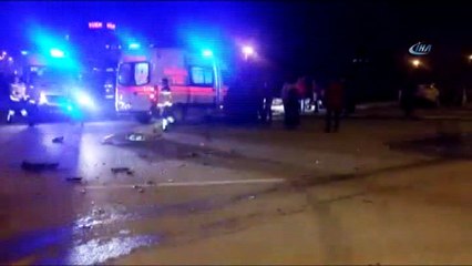Kamyonet ile otomobil çarpıştı: 9 yaralı