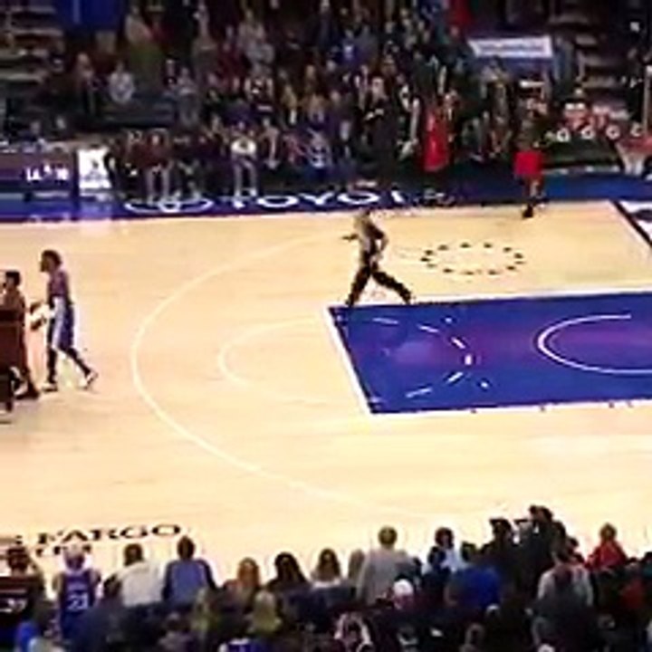 Baston : Ben Simmons et Kyle Lowry se donnent rendez-vous dans le tunnel !