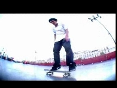 la rue est vers l image :La fine equipe