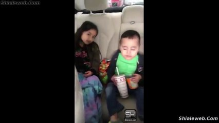 Un Nino Canta Con Mucho Sentimiento Y Muchas Ganas Dentro De Un Automovil