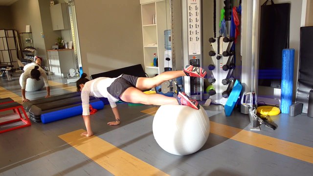 Knee ACL Ligament Injury Prevention_ Ultimate Frisbee Training Part 9 - “Plank Walk-outs”