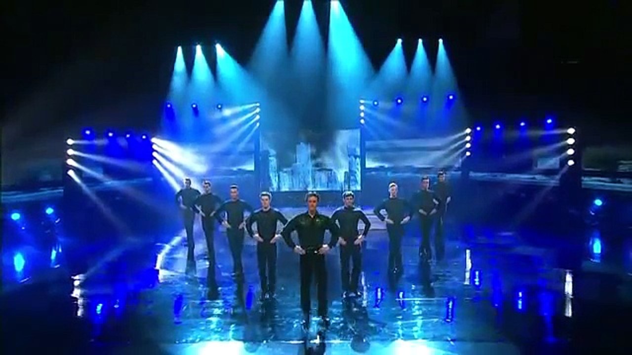9 hommes s’alignent pour danser – regardez ceux de face quand les danseuses entrent au son des tambours