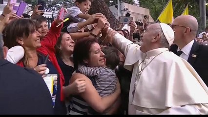 Tens of thousands welcome Pope Francis to Chile