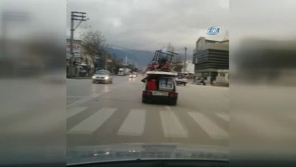 Evini Aracında Taşıdı...eşyalarını Yüklediği Otomobili ile Tehlike Yolculuk Kamerada