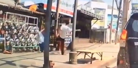 Küçük Çocuğa Tekmeyi Attı, Hiçbir Şey Olmamış Gibi Yoluna Devam Etti