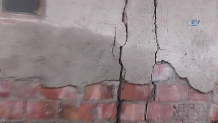 Evleri Çatlayan Köylüler Ölüm Korkusuyla Yaşıyor