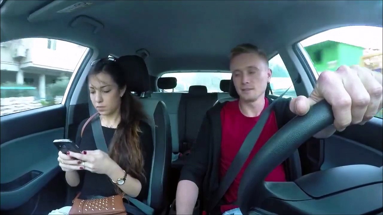 La blague qu'il fait à sa copine tourne mal... Oups