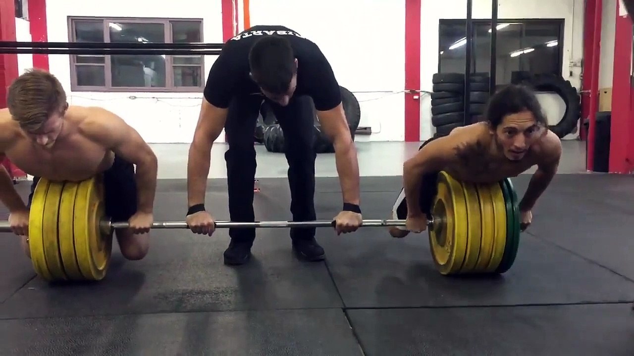 Ce gars soulève une barre avec ses 2 potes dessus... Costaud