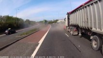 Ce camion ne se rend pas compte qu'il a embarqué une voiture sur son chemin