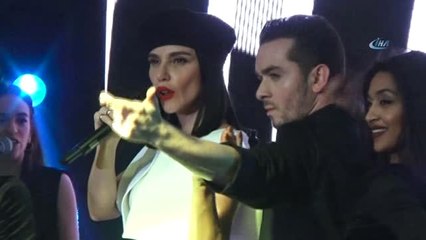 Gülşen: "Yaptığım Şarkının Adriana Lima Tarafından Dinlenmesi Hoşuma Gidiyor"