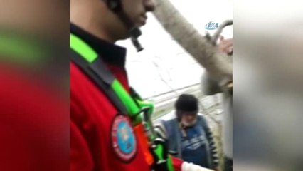 İtfaiye, Uçurumda Mahsur Kalan Keçiyi Komando Gibi Halatla Sarkarak Kurtardı