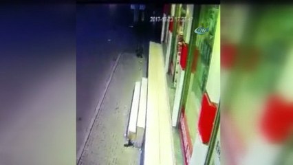 Otomobile çarptı, motosikletin üstünden fırlayıp önce kaldırıma fırladı, sonra böyle sürüklendi