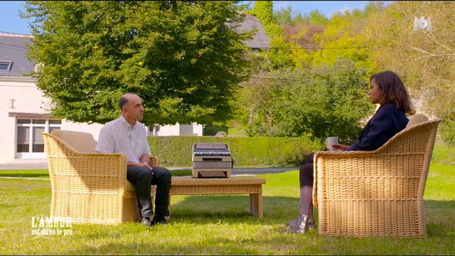 Un agriculteur de L'amour est dans le pré en larmes devant Karine Le Marchand sur M6