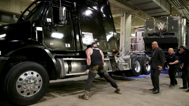 Braun Strowman demolishes a TV production truck WWE MONDAY NIGHT RAW 15 /01 /2018 FULL HIGHLIGHT