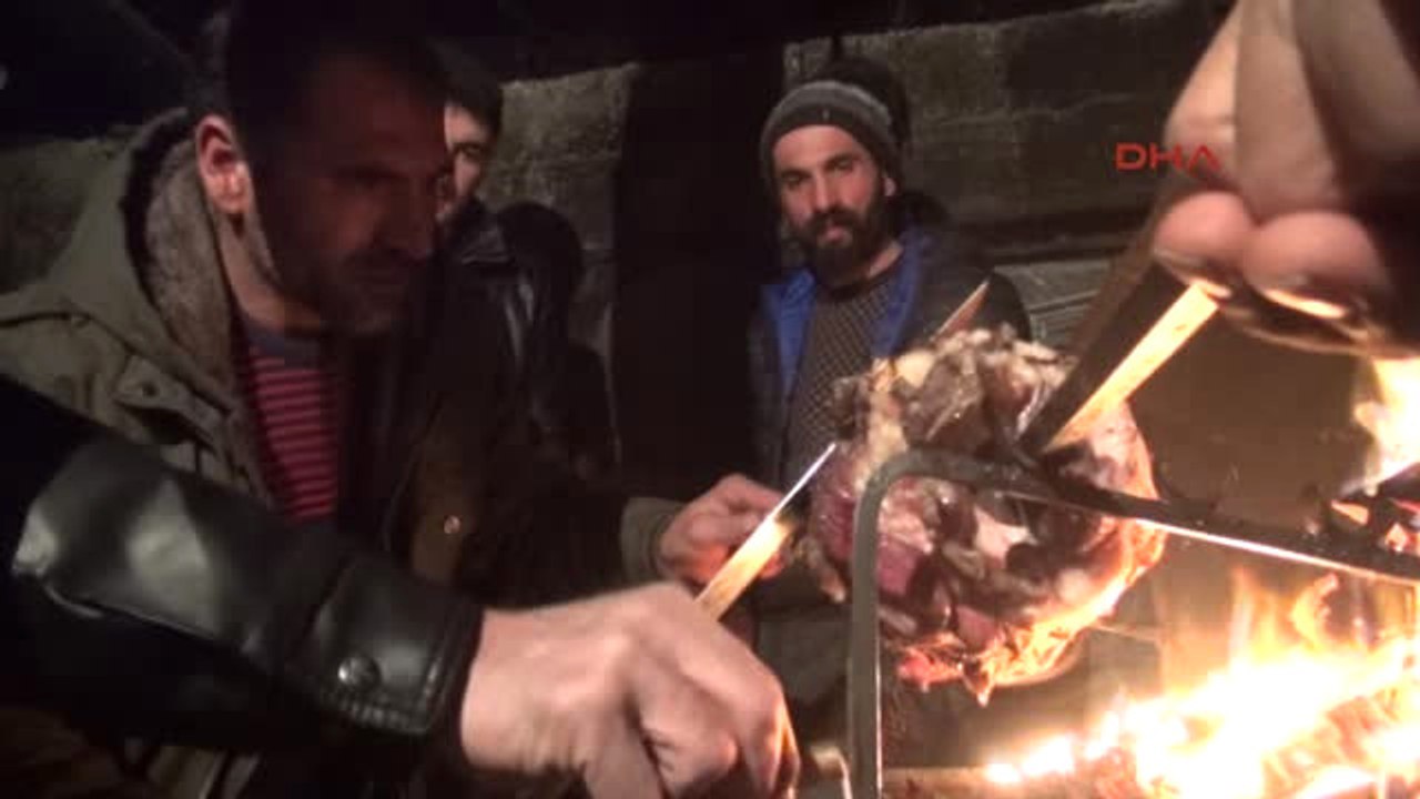 Kars Cağ Kebap Yiyip, Cirit Oynuyorlar