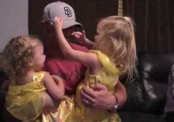 Wife Helps Soldier Surprise Daughters for Christmas After 6 Month Deployment