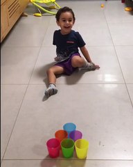 Cet enfant joue au Beer Pong... avec la tête... sans bière !